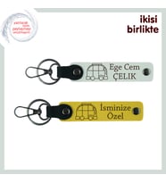 Her Yolda Seni Hatırlatacak Hediye, Karavan Temalı 2’li Anahtarlık Set, İsim Yazılabilir, Beyaz-Sarı