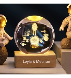 İsme Özel Büyük Boy Işıklı Ahşap Kare Kaideli Uzay Ve Astronot Temalı Cam Küre 8cm