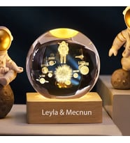 İsme Özel Büyük Boy Işıklı Ahşap Kare Kaideli Uzay Ve Astronot Temalı Cam Küre 8cm