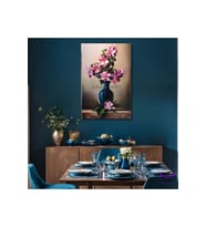 Tekli Dikey Kanvas Modern Salon Tablosu Koyu Mavi Vazoda Pembe Çiçekler