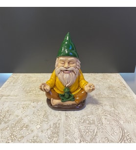 Elleri Açık Yoga Meditasyon Yapan Cüce