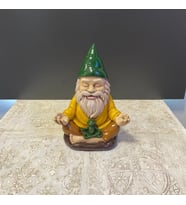 Elleri Açık Yoga Meditasyon Yapan Cüce