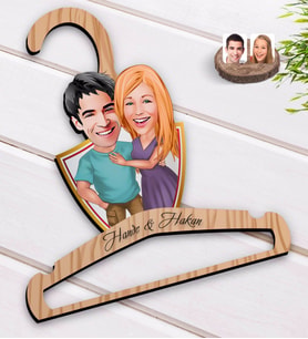 BK Gift Kişiye Özel Sevgililer Karikatürlü Standart Boy Ahşap Elbise Askısı-80