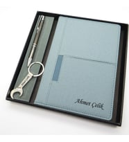 Signator® Codex  N277 Kişiye Özel Defterli Set - İsme Özel Gri Kalem + İsme Özel Açık Mavi Defter + İsme Özel Anahtarlık İsme Özel Kutusunda Hediyelik Set (Karışık)