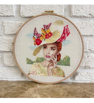 Seretamin Handmade Kelebek Şapkalı Leydi Kanaviçe Nakışlı Etamin Duvar Süsü