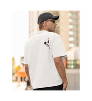 sağ-kol-Mickey-Mouse-baskılı-beyaz-tshirt