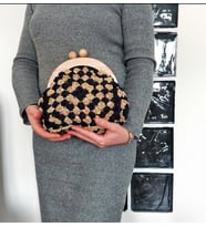 Bambu Ahşap Burslu Klasik Renklerde Şık Clutch,  Tığ İşi Motifli Siyah Davet Çantası, El Yapımı Şık Süet Çantalar , Kemzey Handmade Çanta