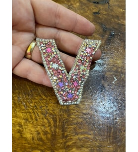 7X6 CM ÜTÜ İLE YAPIŞAN V HARFİ TAŞLI V HARFİ ARMA (Pembe)