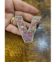 7X6 CM ÜTÜ İLE YAPIŞAN V HARFİ TAŞLI V HARFİ ARMA (Pembe)