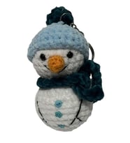 Mavi Şapkalı Maskot Kardan Adam Amigurumi Organik Anahtarlık Oyuncak