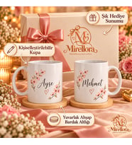 Mirellora 2'li İsim Baskılı Kupa Seti – Yuvarlak Ahşap Altlıklı Hediye Kutusu
