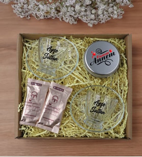 BK Gift Kişiye Özel İsimli 2’li Cam Kahve Fincanı & Türk Kahvesi & Gümüş Metal Kutuda Kokulu Mum Hediye Seti-1, Anneye Hediye, Anneler Günü Hediyeleri