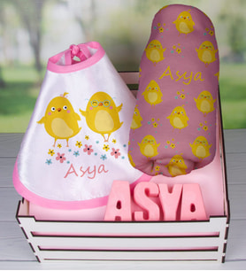 eJOYA Ahşap Sandıkta Kişiye Özel Önlük Battaniye Ve Taş İsimlik Bebek Hediye Seti 109717 (Pembe)