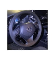 DİKİŞLİ DİREKSİYON KILIFI KARBON DERİ SİYAH DİKİŞLİ TOYOTA COROLLA 2019 SONRASI İÇİN HIZLI KARGO