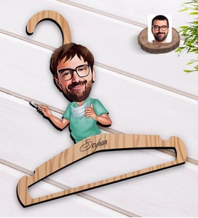 BK Gift Kişiye Özel Erkek Cerrah Karikatürlü Standart Boy Ahşap Elbise Askısı-1
