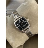 Özel Saat Kutulu Kare Gümüş Siyah Renk Metal Kordonlu Kadın Kol Saati Minimal Sürpriz Yılbaşı Son Moda Hediye Sevgiliye Anneye Ablaya Eşe Hanıma Kardeşe Teyzeye Doğum Günü Yıl Dönümü Hediyesi Arkadaşa Dosta