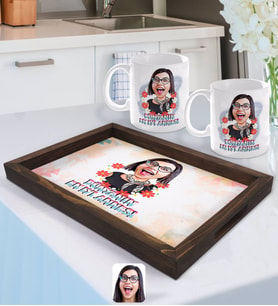 BK Gift Kişiye Özel Dünyanın En İyi Annesi Karikatürlü Doğal Ahşap Tepsi ve 2’li Kupa Bardak Seti-1