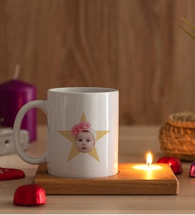 Kişiye Özel Pembe Yıldız Kafa Fotoğraflı Ahşap Altlıklı Mumlu Beyaz Kupa