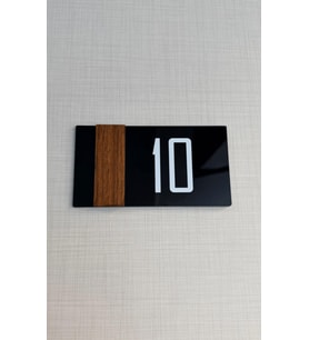 2 Adet Siyah Parlak Pleksi Üzeri Ceviz Şerit Desenli 13x7 cm Kapı Numarası Kendinden Yapışkanlı