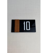 2 Adet Siyah Parlak Pleksi Üzeri Ceviz Şerit Desenli 13x7 cm Kapı Numarası Kendinden Yapışkanlı