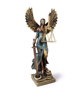Kanatlı Adalet Heykeli (Justitia) – Terazi ve Kılıçlı Dekoratif Biblo 24cm