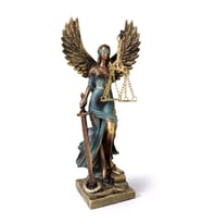 Kanatlı Adalet Heykeli (Justitia) – Terazi ve Kılıçlı Dekoratif Biblo 24cm