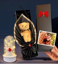 Hediye Kutusunda Size Özel Fotoğraflı Peluş Ayıcık Buketi ve Işıklı Beyaz Melekli Fanus (Model 1)