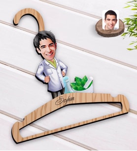 BK Gift Kişiye Özel Erkek Eczacı Karikatürlü Standart Boy Ahşap Elbise Askısı-1