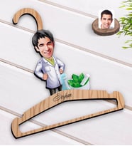 BK Gift Kişiye Özel Erkek Eczacı Karikatürlü Standart Boy Ahşap Elbise Askısı-1