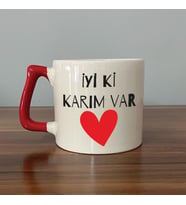 İyi Ki Karım Var Baskılı Kırmızı Kulplu D Sevgililer Günü Kupası