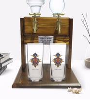BK Gift Kişiye Özel Renkli Baskılı İsimli İkili Rakı Bardağı ve Çift Musluklu Doğal Ahşap Rakı Standı-108 (Model 1)