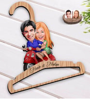 BK Gift Kişiye Özel Sevgililer Karikatürlü Standart Boy Ahşap Elbise Askısı-10
