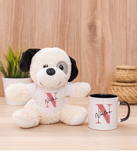 Kişiye Özel Baş Harfli Üzeri İsim Yazılı Peluş Köpek ve Siyah Kupa
