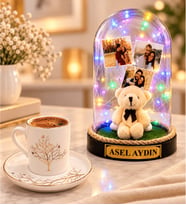Kişiye Özel 3 Fotoğraflı Yazılı Renkli LED Peluş Ayıcıklı Fanus ve Hayat Ağacı Kahve Fincanı