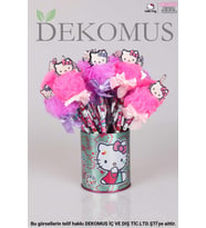 DEKOMUS İLE YENİ SEZON LİSANSLI HELLO KITTY "TEKLİ" KURDELE TEPELİ PONPON KURŞUN KALEM