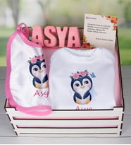 eJOYA Ahşap Sandıkta Kişiye Özel Zıbın Önlük Ve Taş İsimlik Bebek Hediye Seti 109458 (Pembe)
