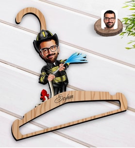 BK Gift Kişiye Özel İtfaiyeci Karikatürlü Standart Boy Ahşap Elbise Askısı-1