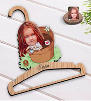 BK Gift Kişiye Özel Kız Çocuk Karikatürlü Standart Boy Ahşap Elbise Askısı-10
