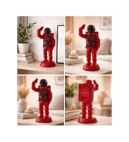 Kırmızı Astronot Dekoratif Biblo 34 cm – Modern Uzay Temalı Masa ve Raf Süsü