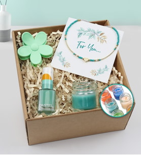 Renkli Kalp Figürlü Kolye & Mini Kavanoz Mum & Renkli Papatya Mandal Toka & Pastel Oje Hediye Seti