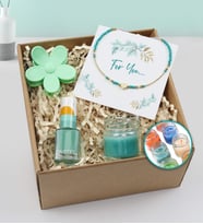 Renkli Kalp Figürlü Kolye & Mini Kavanoz Mum & Renkli Papatya Mandal Toka & Pastel Oje Hediye Seti
