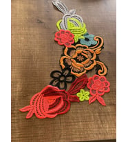 47X16 CM NEON RENKLİ ÇİÇEKLİ YAPRAKLI NAAKIŞ İŞLEMELİ APLİKE GÜPÜR DİKİŞ AKSESUARI