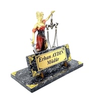 Size Özel Adalet Heykelli Masa İsimliği  Mermer Tasarımlı Premium Ofis Hediyesi (Model 2)