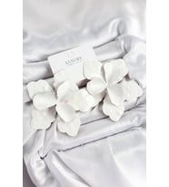 Pirinç Beyaz Çiçek Model Kadın Küpe