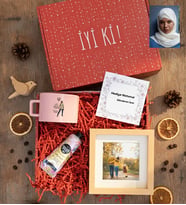 Kişiye Özel Karikatürlü Cute But Capricorn Oğlak Burcu Hediye Kutusu - Kişiye Özel Lüks Pastel Fincan, El Kremi, Ahşap Fotoğraf Çerçevesi Doğum Günü Hediyesi