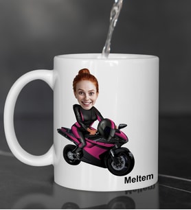 Kişiye Özel Fotoğraflı Kadın Motorcu Karikatür Tasarımlı Kupa Bardak