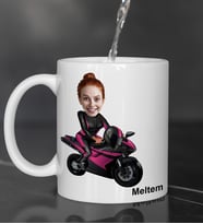 Kişiye Özel Fotoğraflı Kadın Motorcu Karikatür Tasarımlı Kupa Bardak