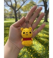 Sevimli Poo Amigurumi Anahtarlık – El Yapımı Örgü Figür, Çanta & Anahtar Süsü, Hediye Seçeneği (Sarı)