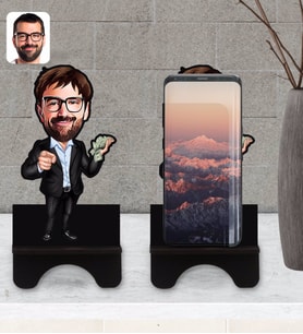 BK Gift Kişiye Özel Erkek Milyoner Karikatürlü Ahşap Biblo Telefon Standı-1