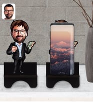 BK Gift Kişiye Özel Erkek Milyoner Karikatürlü Ahşap Biblo Telefon Standı-1